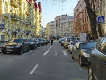 У Києві водій хотів провчити молодого «гонщика» і отримав від нього «на горіхи» (відео)