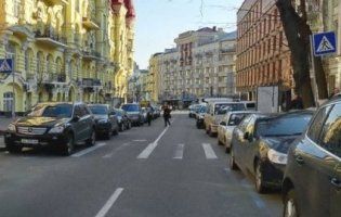 У Києві водій хотів провчити молодого «гонщика» і отримав від нього «на горіхи» (відео)