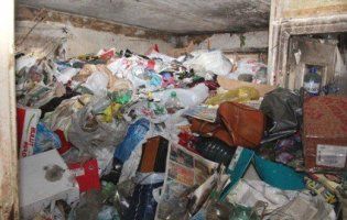 На Харківщині, у квартирі серед гори сміття, знайшли 8-річний труп (відео)