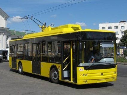 У Росії кумедні пасажири декілька хвилин «билися» за вікно у тролейбусі (відео)
