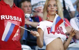 Навколо найгарячішої російської вболівальниці розгорівся пікантний скандал (відео)
