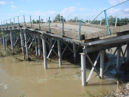 На Франківщині через ріку обвалився великий міст (фото)