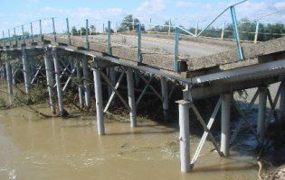 На Франківщині через ріку обвалився великий міст (фото)