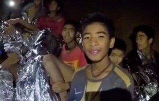 В Таїландії дайвери почали виводити із затопленої печери 12 дітей і їхнього футбольного тренера