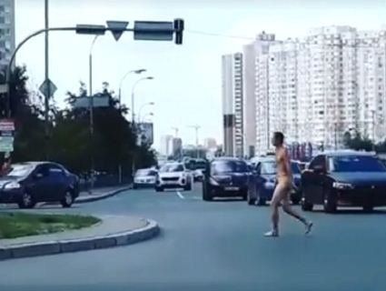 Спека у Києві примусила чоловіків гуляти... голими (відео)