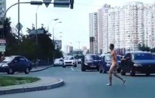 Спека у Києві примусила чоловіків гуляти... голими (відео)
