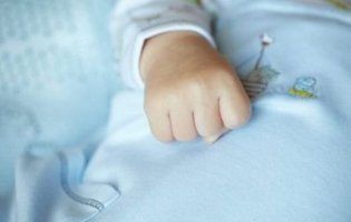 Калічила власну дитину, щоб повернути чоловіка