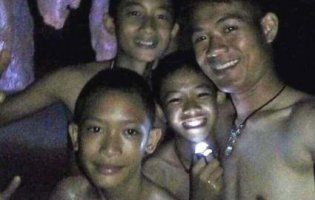 Із затопленої печери в Таїланді вивели всіх дітей і тренера (фото, відео)