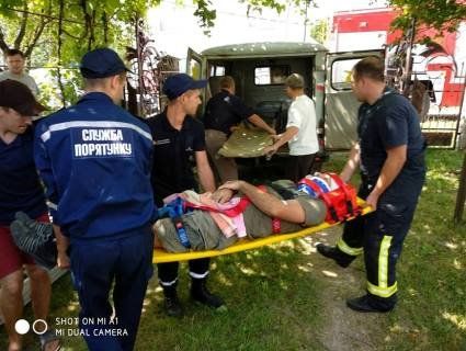 На Львівщині рятувальники знімали дідуся з горища