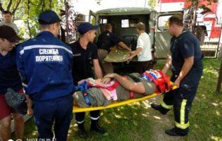На Львівщині рятувальники знімали дідуся з горища