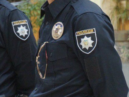 На Закарпатті десяток поліцейських заспокоювали неадекватних молодиків (відео)