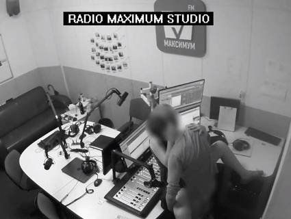 Секс на радіо в прямому ефірі: скандальне відео попало в мережу (відео 18+)