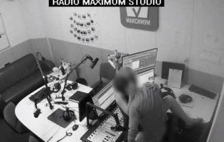 Секс на радіо в прямому ефірі: скандальне відео попало в мережу (відео 18+)