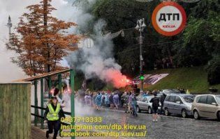 У Києві мітингують «євробляхарі»: перекрили урядовий квартал і палять фаєри