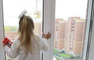 В Києві з вікна випала семилітня дівчинка