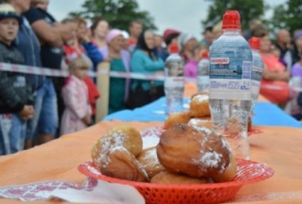 На Волині вперше пройшов фестиваль пончиків у селі Світязь (фото)
