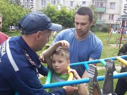 На Вінниччині рятували дитину, яка застрягла в драбині