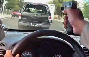 Поліцейський зняв на відео погоню зі стріляниною (відео)