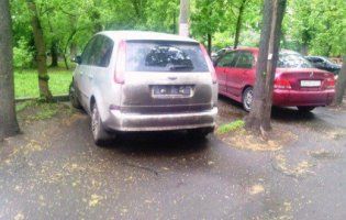 У Києві крадій-віртуоз залишав записки на лобовому склі автомобілів
