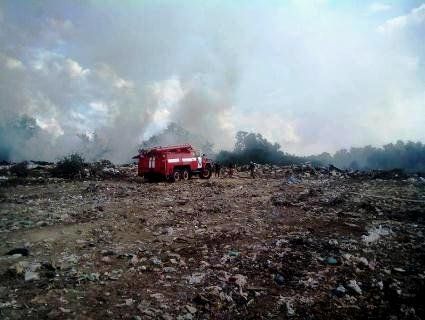 На Полтавщині вогнеборці третю добу гасять сміттєвий полігон