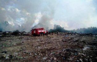 На Полтавщині вогнеборці третю добу гасять сміттєвий полігон