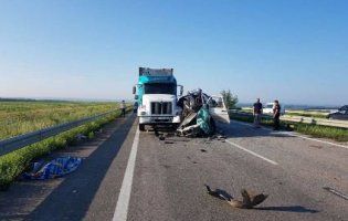 В аварії на Миколаївщині автобус із білорусами розплющило об фуру. П’ятеро загиблих