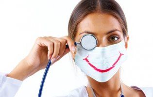 Симпатична медсестра розсмішила Мережу, шукаючи хлопця зі здоровою печінкою