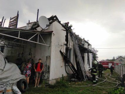 На Житомирщині блискавка вдарила у будинок, коли власниця вибігла до сусідів
