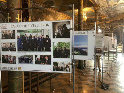 У Києво-Печерській лаврі московські попи влаштували виставку з фотографіями Путіна та Кирила