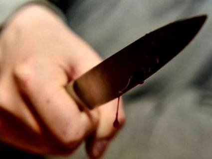У Києві поляк зарізав чоловіка і накинувся з ножем на жінку