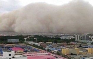 Апокаліптична піщана буря поглинула китайське місто за лічені хвилини (відео)
