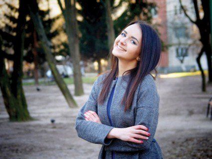 Юна волонтерка тішить співом серця патріотів