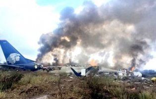 У Мексиці впав літак зі 100 людьми на борту (фото)