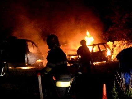 У Рівному вночі пожежники гасили шиномонтаж (відео)