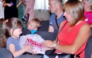 Луцьким дівчаткам подарували вишиванки, а хлопчикам класичні костюми