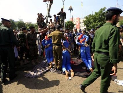 В Ємені публічно розстріляли і підняли в петлі педофілів, які замучили 10-річного хлопчика