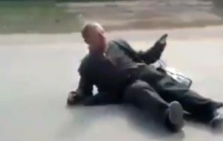 На Черкащині підлітки придумали нову «гру»: відправляють перехожих у «нокдаун» і знімають на відео