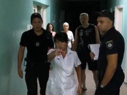 В Харкові неадекватна медсестра дитячої лікарні обзивала пацієнтів і серед ночі шукала у них воші