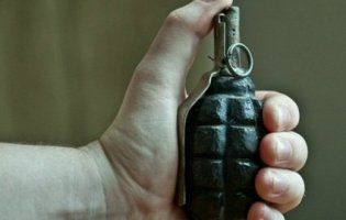 На Дніпропетровщині, збираючи металобрухт, чоловік знайшов зброю, вибухівку та боєприпаси