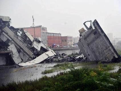 В Італії внаслідок обрушення автомобільного мосту загинули десятки людей (фото)