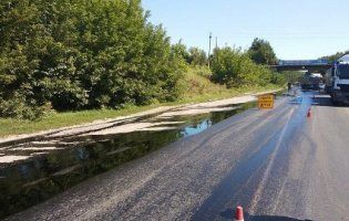 У Вінницькій області на трасу вилилося 10 тонн чорного шмаровидла