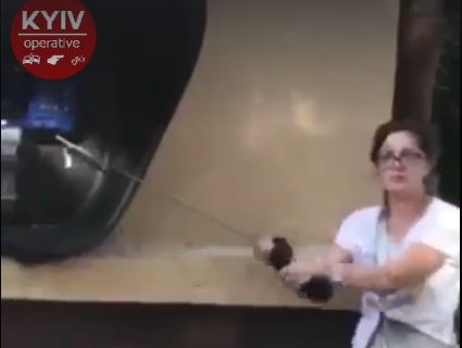 В Києві п’яна пацанка розбила таксофон і прославилася в Мережі (відео)