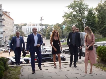 Оксану Марченко прогнали коридором ганьби, але в неї знайшлися і фанати (відео)
