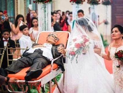 На Філіппінах смертельно хворий батько на ношах відвів доньку-наречену до вівтаря (відео)