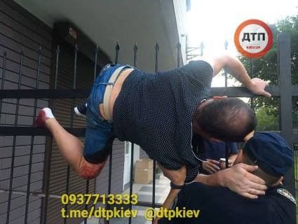 У Києві чоловік перелазив через паркан і «нанизався» на гострі списи (фото 16+)