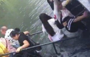 Через любителя селфі в Китаї обвалився цілий міст