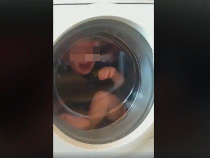 У Польщі няньки увіпхали малюка до пральної машини
