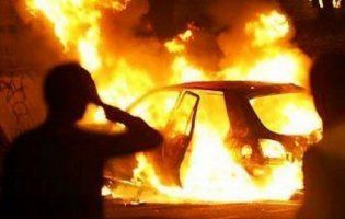 На Київщині водій-невдаха спалила авто наїхавши на вогнище