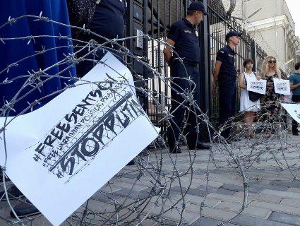 В Києві російське посольство обнесли колючим дротом