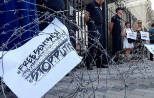 В Києві російське посольство обнесли колючим дротом